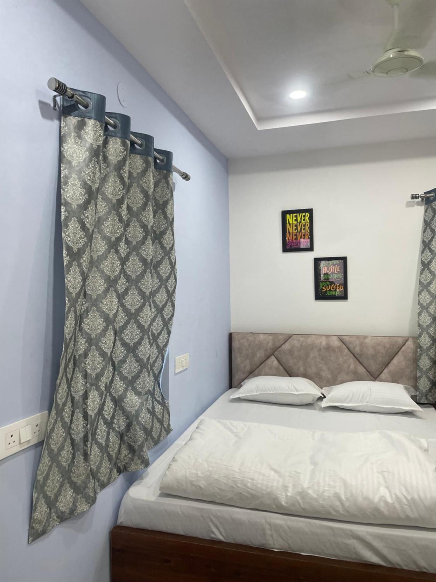 Cosmic Hotel & Guest House Gachibowli Raidurg Hyderabad Exteriör bild